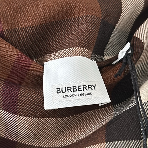 💯- New Authentic Burberry Wool Skirt with Classic Check Pattern - Picture 10 of 14